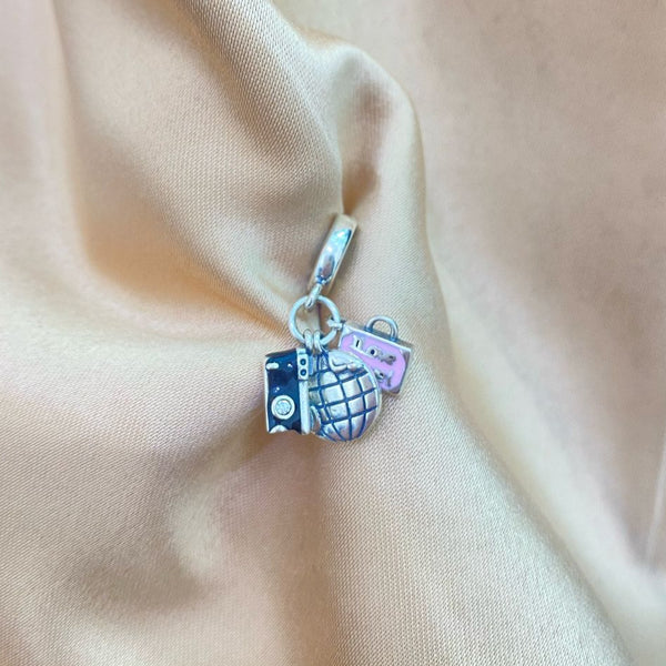 DIJE PARA BRAZALETE DE CAMARA, PLANETA Y MALETA